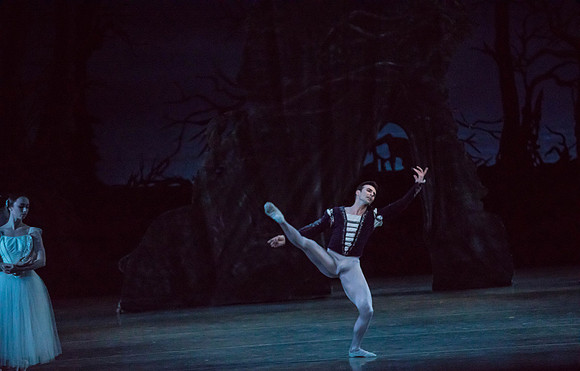 20161022_MCB_Giselle_Act2_2Cast_Tricia_Arsht_73A0246