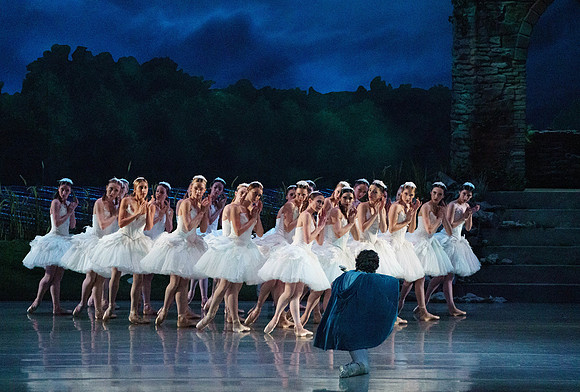Swan_Lake_2_Cast_Jennifer_MCB_0460