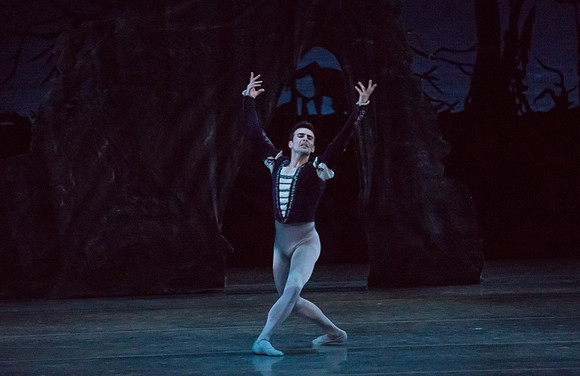 20161022_MCB_Giselle_Act2_2Cast_Tricia_Arsht_73A0296
