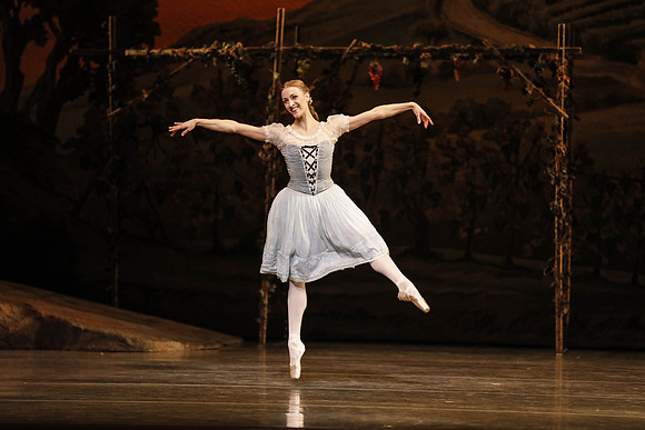 20161020_MCB_Giselle_Act1_DRDA_Arsht_73A3485