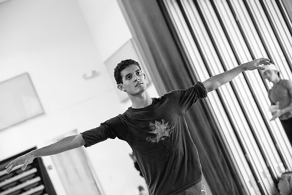 20110623_6000_DG_MCB-3679bw