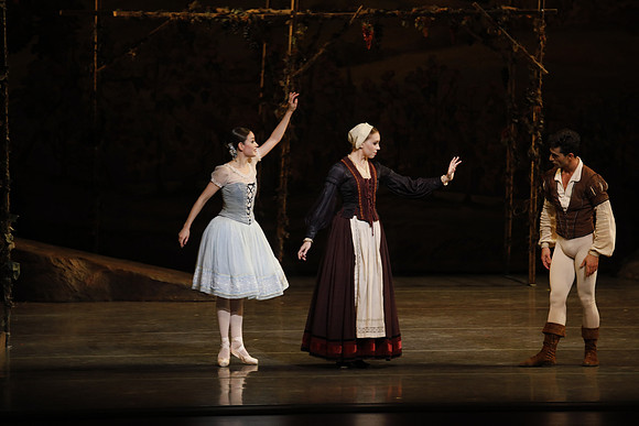 20161023_MCB_Giselle_Act1_3Cast_Jennifer_Laurent_Arsht__73A2473