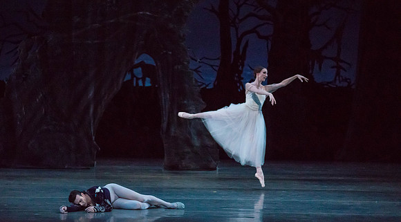 20161022_MCB_Giselle_Act2_2Cast_Tricia_Arsht_73A0366