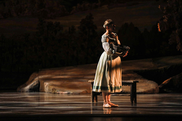 20161020_MCB_Giselle_Act1_DRDA_Arsht_73A3350