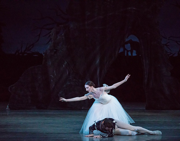 20161022_MCB_Giselle_Act2_2Cast_Tricia_Arsht_73A0418