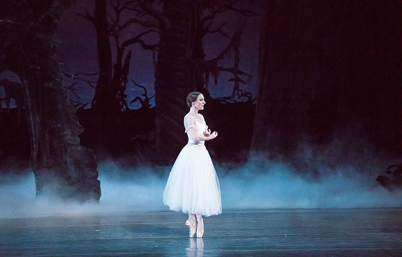 20161022_MCB_Giselle_Act2_2Cast_Tricia_Arsht_73A0886