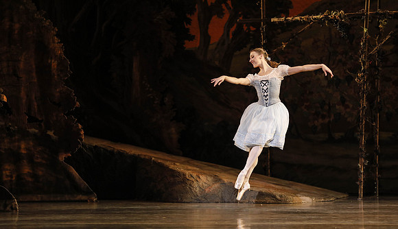 20161020_MCB_Giselle_Act1_DRDA_Arsht_73A3465