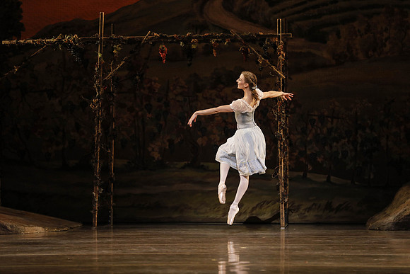 20161020_MCB_Giselle_Act1_DRDA_Arsht_73A3463