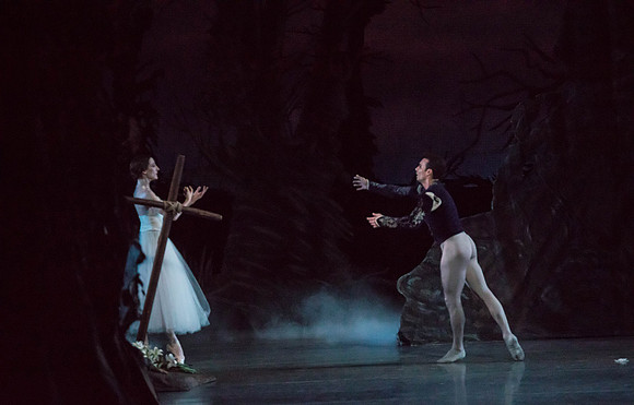 20161022_MCB_Giselle_Act2_2Cast_Tricia_Arsht_73A0900