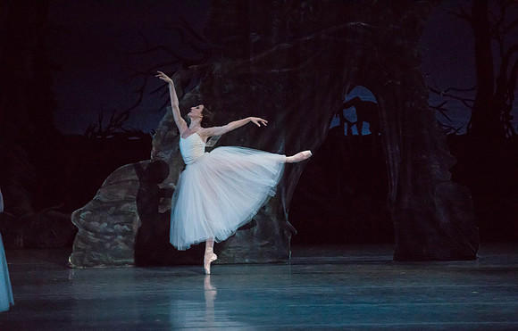 20161022_MCB_Giselle_Act2_2Cast_Tricia_Arsht_73A0170