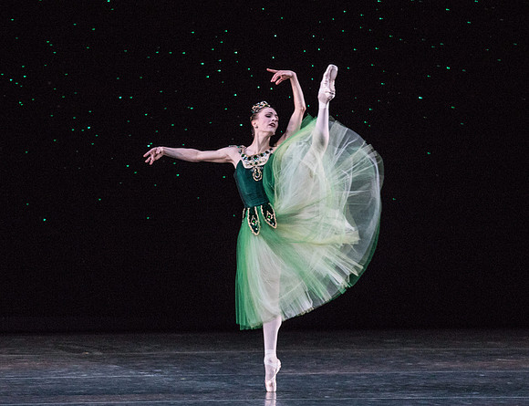 20171021_Emeralds_PR_2Cast_CU_73A4369