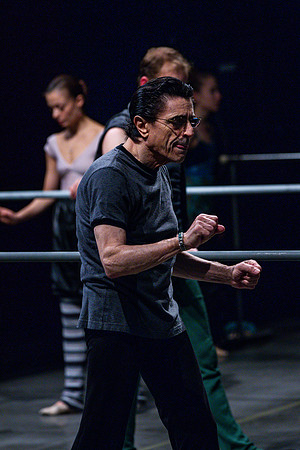 20091019_8000_DG_MCB_ZIff_Theatre_warm-up_10202011_AL1B9549_Keyworded