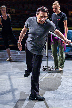 20091019_8000_DG_MCB_ZIff_Theatre_warm-up_10202011_AL1B9818_Keyworded