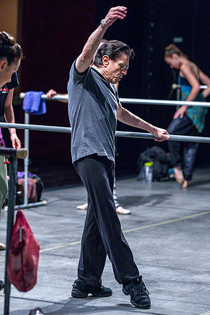 20091019_8000_DG_MCB_ZIff_Theatre_warm-up_10202011_AL1B9524_Keyworded