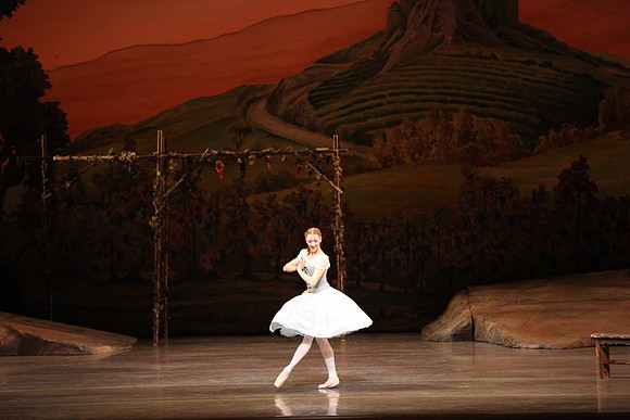 20161020_MCB_Giselle_Act1_DRNN_Arsht_9C7C0162