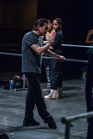 20091019_8000_DG_MCB_ZIff_Theatre_warm-up_10202011_AL1B9474_Keyworded