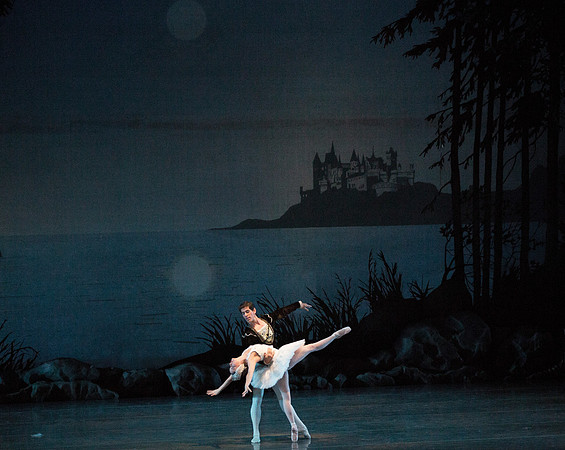 20151025_MCB_Swan_Lake_2Cast_Arsht_Crop_IMG_7768 2