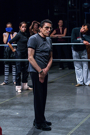 20091019_8000_DG_MCB_ZIff_Theatre_warm-up_10202011_AL1B9662_Keyworded