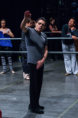20091019_8000_DG_MCB_ZIff_Theatre_warm-up_10202011_AL1B9659_Keyworded