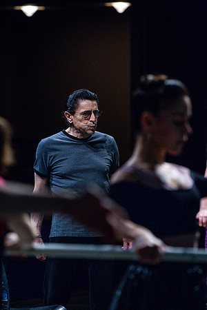 20091019_8000_DG_MCB_ZIff_Theatre_warm-up_10202011_AL1B9509_Keyworded
