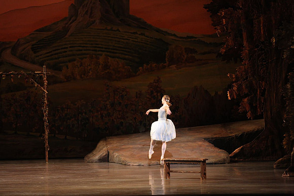 20161020_MCB_Giselle_Act1_DRNN_Arsht_9C7C0136