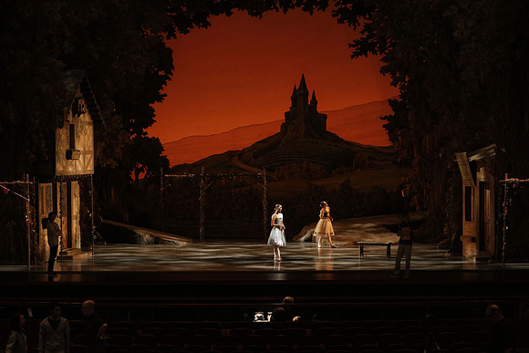 20161020_Giselle_Props_Stage__75A0019