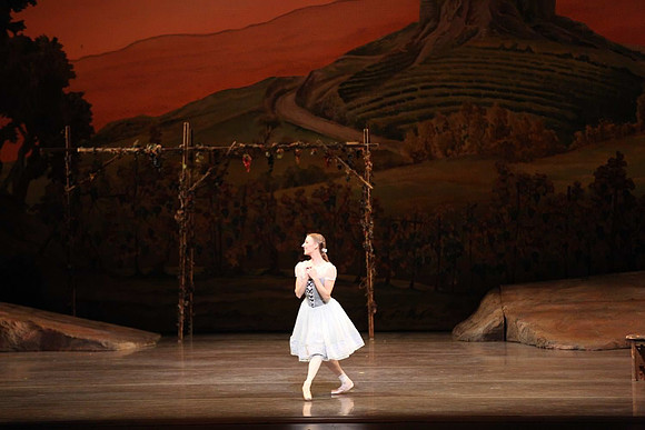20161020_MCB_Giselle_Act1_DRNN_Arsht_9C7C0164