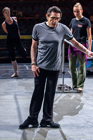 20091019_8000_DG_MCB_ZIff_Theatre_warm-up_10202011_AL1B9815_Keyworded